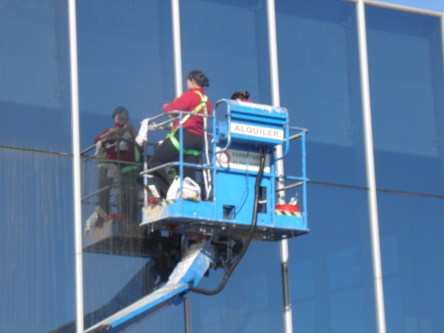 limpieza fachada cristal con plataforma elevadora